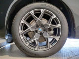【BMWアロイホイル】軽量かつ強度に拘ったアロイホイル。走行性能ポテンシャルを引き出す設計。車の足元を引き締めてくれる大きなポイントはアロイホイルです。