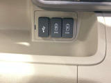 車内でも携帯電話などの充電ができます