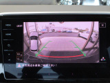 ギアをバックに入れると自動的に車両の後方の映像を映し出します。車庫入れや縦列駐車を行う際に役に立つガイドラインが表示され運転をサポートしてくれます.