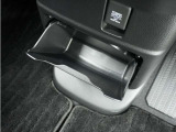 ◆センターロアボックス◆インパネ中央の下部には、ごみ箱としても使用する事ができるセンターロアボックスを装備しております。