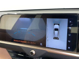 パノラミックビューモニターを装備。駐車場や交差点でクルマを真上から見るように周囲を確認できます。機能の詳細は販売店スタッフまでおたずねください。