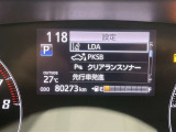 レーンディパーチャーアラートとは車線または走路からの逸脱の可能性を警告すると共に、車線または走路からの逸脱を避けるためのハンドル操作の一部を支援する機能です。詳細は販売店スタッフまでおたずねください。