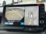後方の映像に加え、車両を上から見た表示も確認でき、駐車時の周囲確認に便利です。画面上のガイド線を目安にしながら、後退時の位置合わせを落ち着いて行えます。