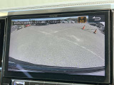 シフトレバーを「R」にすると、後方の映像をモニターに表示。