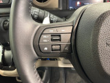 ステアリングにオーディオ操作スイッチが付いています。オーディオ画面に直接タッチしなくても操作が出来ますので、運転に集中できます。