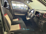 高いホールド性で運転姿勢が安定します。長距離ドライブでも疲れにくいのが魅力です。快適なドライビングライフをお送りください♪