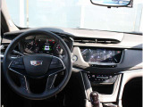 運転席周りは、スッキリとしており、操作に必要なボタン類は扱いやすいように設置されております。
