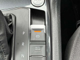 電動パーキングブレーキはホールド機能付きで信号待ちなどブレーキから足を離すことができ、発進時に踏み変えることなく素早い加速ができます。加えてオートホールド機能も装備しています。