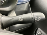 レバーには複数の表示があり、手元で機能を確認しやすい設計です。運転席から視認しやすい位置にまとまり、日常の運転時に必要な操作をサポートします。