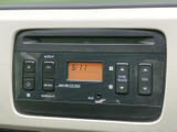 シンプルで使いやすいオーディオシステムが搭載されています。CD再生に加え、AUX入力も可能で、お好みの音楽を楽しめます。使い慣れた操作感で快適なドライブをサポートします。