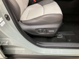 運転席はシート上下アジャスター付きですので運転する方の体型にかかわらず最適なドライビングポジションを確保できます♪