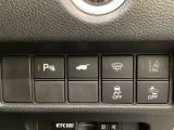 Hondaセンシング用の、VSA(ABS+TCS+横滑り抑制)解除と路外逸脱抑制機能のオンオフスイッチなどはハンドルの右側に装備しています。
