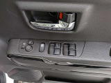 パワーウィンドウのスイッチですよ。運転席に居ながら窓を開け閉めのコントロールできます。