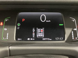 速度やシフト位置、燃料残量などの情報がまとまって表示され、運転に必要な状況を確認しやすいメーターまわりです。表示をひと目で把握しやすく、日常の運転を支えます。