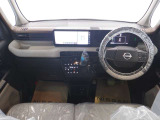 運転席も広々としており、足元には収納スペースもついています☆