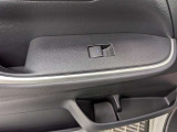 パワーウィンドウのスイッチですよ。運転席に居ながら窓を開け閉めのコントロールできます。