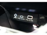 小物の収納に便利なセンタートレイには携帯等のデバイスの充電可能なUSB出力電源付です。