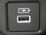 ★USB充電ソケット付ですので、スマートフォン等の充電もアダプター無しで可能です★