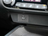 スマホの充電等に便利なUSBのソケットが付いています。
