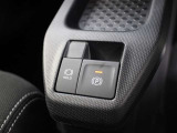 「HOLD」スイッチを押し、システムONの状態にしておくことで、渋滞や信号待ちなどでブレーキを踏んで停車した時にブレーキペダルから足を離してもブレーキを保持するので安心です。