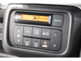 フルオートエアコンが装備されています!お好みの温度設定をするだけでエアコンの風量やモードの切り替えを自動でコントロールしてくれます!ユーザーの操作が少なく燃費走行にもつながります!