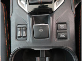 電動パーキングブレーキを採用しております。発進時はシートベルトをした状態でアクセルを踏むだけで解除できます。