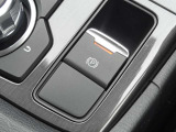 電動パーキングブレーキの操作スイッチを確認できます。