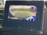 【バックカメラ】駐車時に後方がリアルタイム映像で確認できます。大型商業施設や立体駐車場での駐車時や、夜間のバック時に大活躍!運転スキルに関わらず、今や必須となった装備のひとつです!