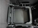 助手席シートアンダーボックス搭載