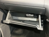 【グローブボックス】容器がせり出してくるバケットタイプ!一目で中身を把握でき、取り出しやすさにも優れます!
