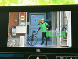 映像を画面いっぱいに表示でき、停車中にテレビ番組を視聴したい場面で活用できます。お出かけ先での休憩時間などにも、車内で映像を楽しめる装備です。