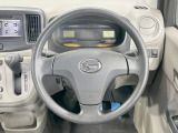 インテリアに合わせたデザインのステアリングは、運転される方のことも考え、運転しやすい形状、大きさです。是非一度、実際に触ってお確かめください。