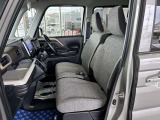 [フロントシート]ベンチシートなのでゆったりとシートに座れます♪運転席が前後のスライドに加えて、上下の調節も可能です!