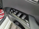 パワーウィンドウのスイッチですよ。運転席に居ながら窓を開け閉めのコントロールできます。