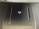 Qi対応のスマートフォンを置くだけで充電ができます。