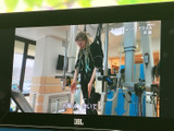 テレビ番組を画面に表示でき、停車中の待ち時間も映像を楽しめます。画面サイズがあり字幕や映像を確認しやすく、車内で過ごす時間に便利なエンターテインメント装備です。