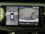 ギアを『R』に入れるとナビ画面に、まるで雲の上から覗いているような映像が映り、駐車をサポートしてくれます。