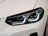 【LEDヘッドライト】先進のLEDテクノロジーを採用。放射される白色光の周波特性は太陽光に近く、バイキセノン・ヘッドライトを上回るコントラストで更に明るく輝きます!