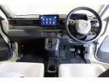 ドライバーを包み込むように、ディスプレーやスイッチ、コンソールを配置。座った瞬間から運転への期待が!空間そのものの心地よさにこだわっています。
