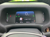 洗練されたデザインのメーターが、運転の楽しさを引き立てます。重要な情報を分かりやすく表示し、安全運転をサポートします。視認性も高く、快適なドライビングを演出します。