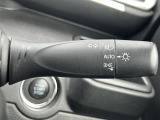 【オートライト(AUTO)】外の明るさをシステムが感知して、自動でヘッドライトが点灯します。ヘッドライトをつけ忘れを防ぐ便利機能です。