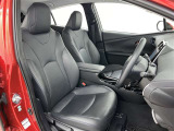 シックな色使いの運転席周りですね。すっきりとしたデザインで上品な色使いです。居心地の良い運転席、長く座ってられるリラックスできるデザインがいいですね。