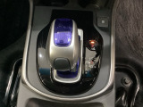 ハイブリッド専用セレクトレバーです。シフトチェンジを電子信号で送信するセレクトレバーを採用していますので、軽快でスマートな操作を楽しめます。