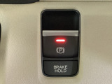 セレクトレバーの右に電子制御パーキングブレーキがあります。スイッチひとつで、停車した地点の傾斜などをシステムが検知・判断してブレーキ力を自動的に制御し、しっかり停車できるパーキングシステムです。