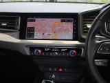 アウディの最新技術を投入したMMI(マルチメディアインターフェイス)多彩なインフォテインメントをシンプルで簡単に、自在の操作できる最新テクノロジーです。