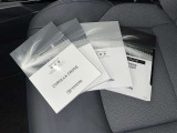 メンテナンスノート、取扱説明書ですね。 車の情報が凝縮されています。 車の整備記録が記載されている大事な物ですよ。