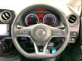 インテリアに合わせたデザインのステアリングは、運転される方のことも考え、運転しやすい形状、大きさです。是非一度、実際に触ってお確かめください。