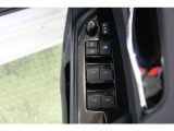 全ての窓が運転席から操作できます。今やほぼ当たり前ですが、無いと不便なアイテムですよね。ドアの施錠・解錠と連動してドアミラーが格納・復帰するオート電動格納機能も装備しています。
