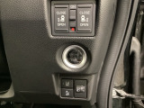 両側電動スライドドアは運転席から操作ができるよう、操作スイッチが付いています。その下にはヘットライトリベライザーのスイッチがついています。道路状況や積荷の加重に応じてライトの高さを調節できます。