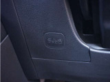 【ニーエアバッグ】運転席・助手席それぞれの膝前にあるエアバッグ。前方向から衝突により、エアバッグが膨らみ、運転者と助手席の衝撃緩和を補助します。